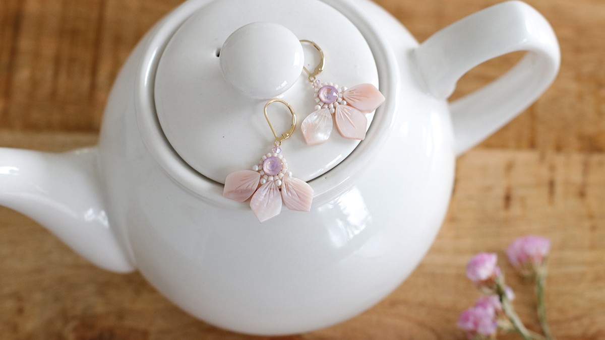 Pendientes «hazlo tú mismo» con flores de nácar, cuentas Miyuki y PureCrystal Pendientes «hazlo tú mismo» con flores de nácar, cuentas Miyuki y PureCrystal