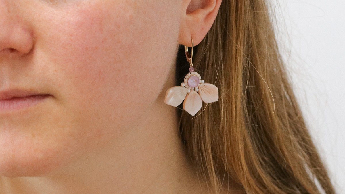 Esquema Pendientes «hazlo tú mismo» con flores de nácar, cuentas Miyuki y PureCrystal Esquema Pendientes «hazlo tú mismo» con flores de nácar, cuentas Miyuki y PureCrystal