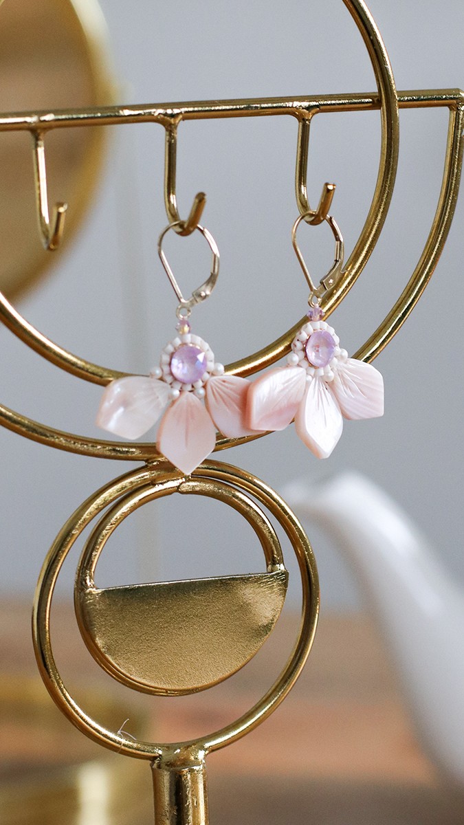 Esquema Pendientes «hazlo tú mismo» con flores de nácar, cuentas Miyuki y PureCrystal Esquema Pendientes «hazlo tú mismo» con flores de nácar, cuentas Miyuki y PureCrystal