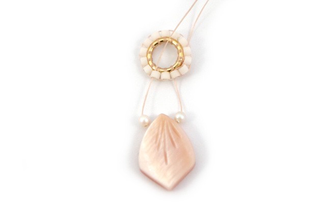 Pendientes «hazlo tú mismo» con flores de nácar, cuentas Miyuki y PureCrystal : Paso 4 Pendientes «hazlo tú mismo» con flores de nácar, cuentas Miyuki y PureCrystal : Paso 4