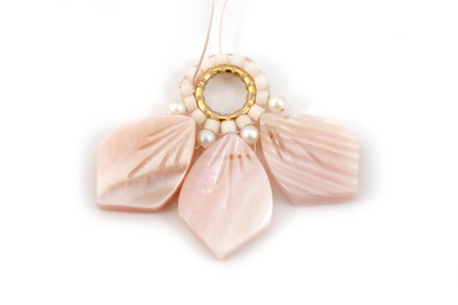 Pendientes «hazlo tú mismo» con flores de nácar, cuentas Miyuki y PureCrystal : Paso 5 Pendientes «hazlo tú mismo» con flores de nácar, cuentas Miyuki y PureCrystal : Paso 5