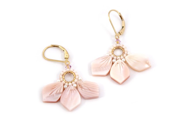 Pendientes «hazlo tú mismo» con flores de nácar, cuentas Miyuki y PureCrystal : Paso 6 Pendientes «hazlo tú mismo» con flores de nácar, cuentas Miyuki y PureCrystal : Paso 6