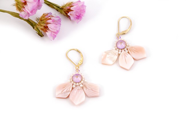 Pendientes «hazlo tú mismo» con flores de nácar, cuentas Miyuki y PureCrystal : Paso 8 Pendientes «hazlo tú mismo» con flores de nácar, cuentas Miyuki y PureCrystal : Paso 8